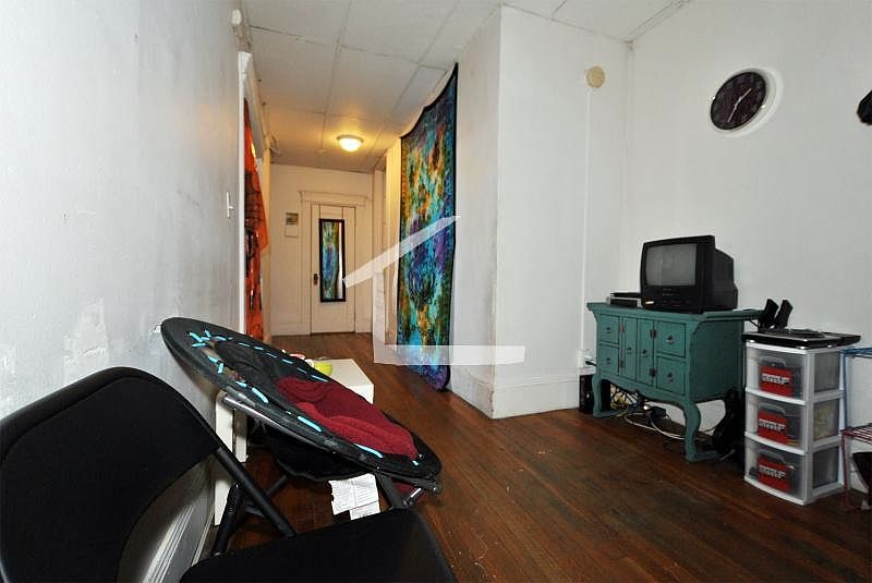 2nd image of 67 Ashford St #01