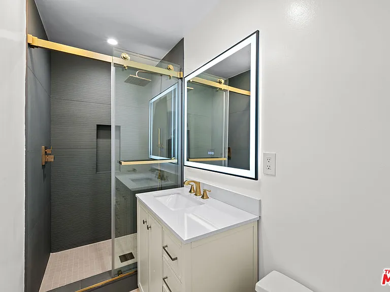 136 S Palm Dr #301 — Photo 14