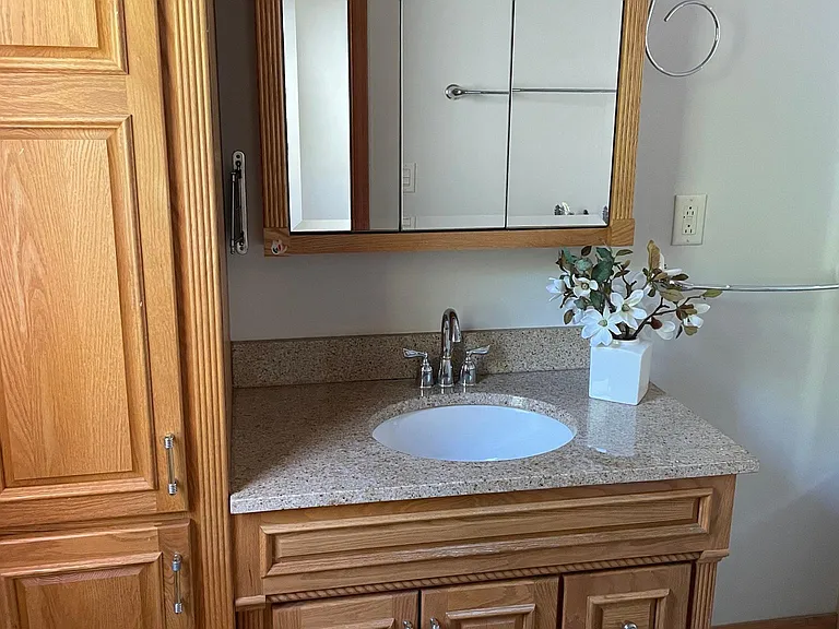 917 Hamlin St — Photo 12