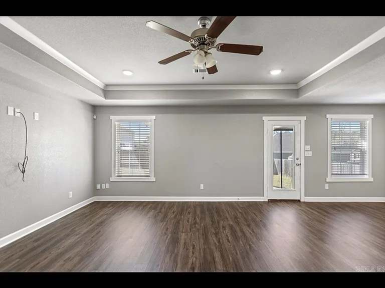 403 Carriage Dr — Photo 3