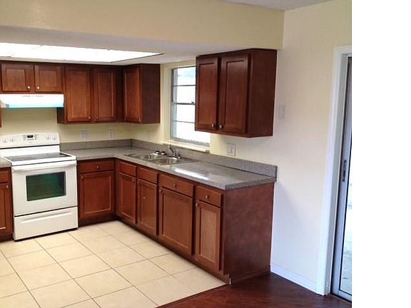 3rd image of 740 Amhurst Dr