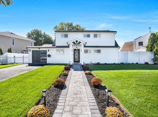 8 Autumn Lane, Hicksville, NY 11801