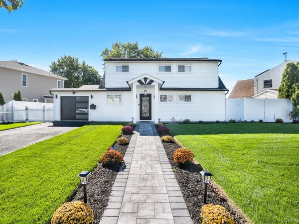 8 Autumn Lane, Hicksville, NY 11801