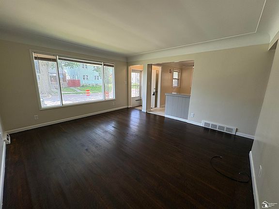 2nd image of 25 W Auburn St