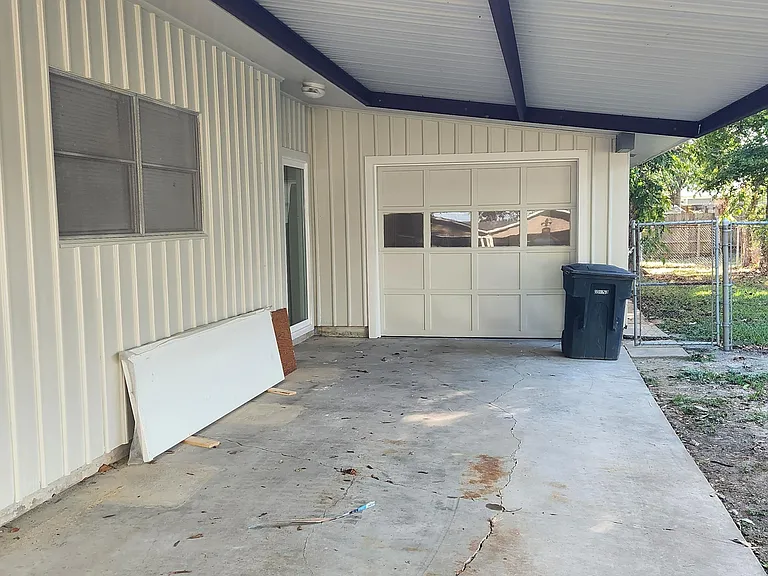 2901 Oleander Ln — Photo 2