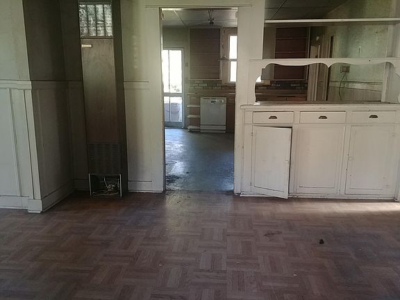 3rd image of 6414 Dunsmuir Ave