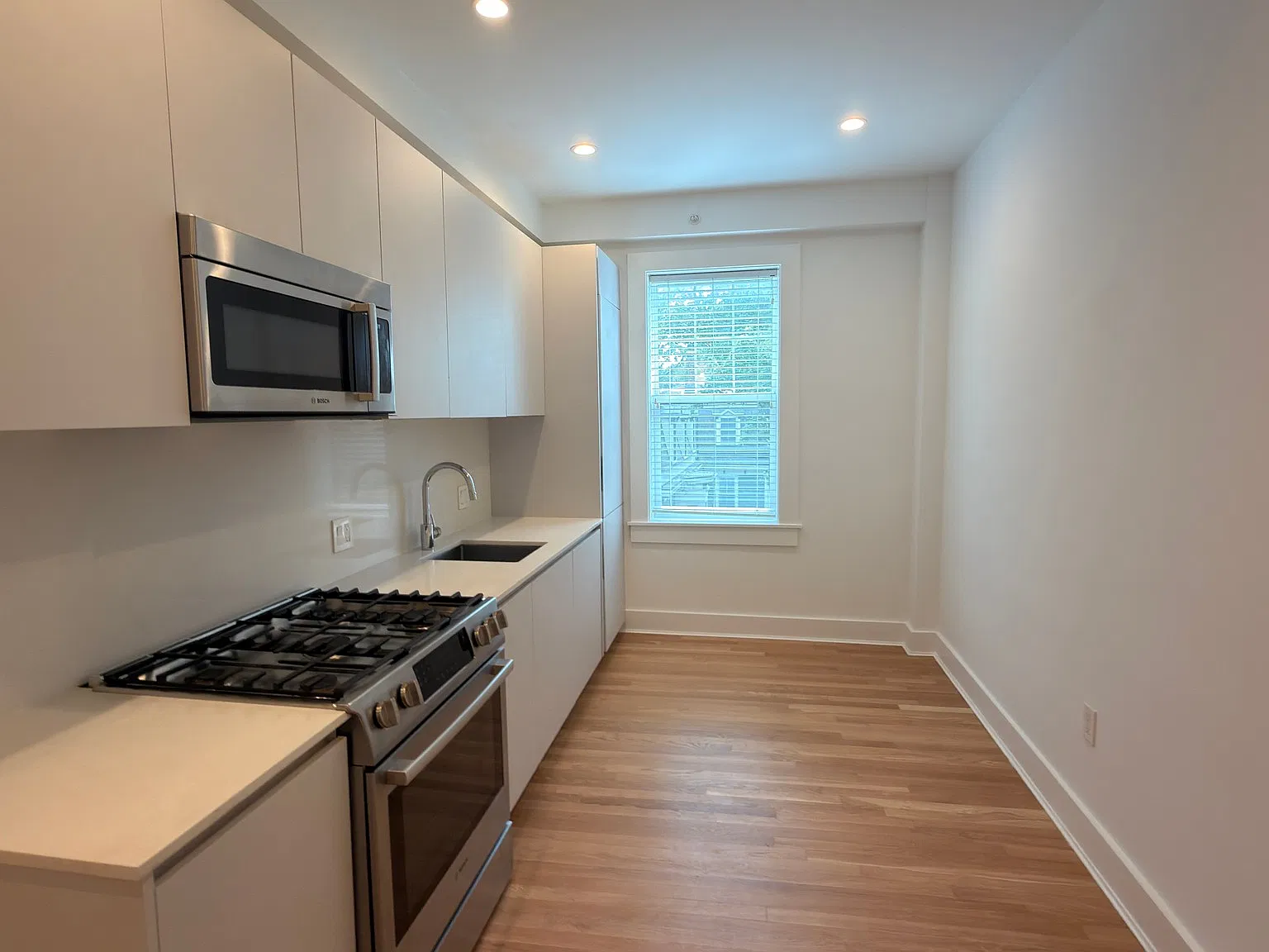 2 bed, 1.0 bath, 870 sqft, $3,700 — Photo 1