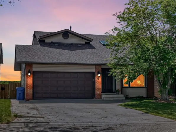15 N Hawkcliff Way NW, Calgary, AB T3G 2R8
