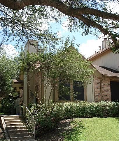 Charming One-Story End Unit in well-maintained complex. 