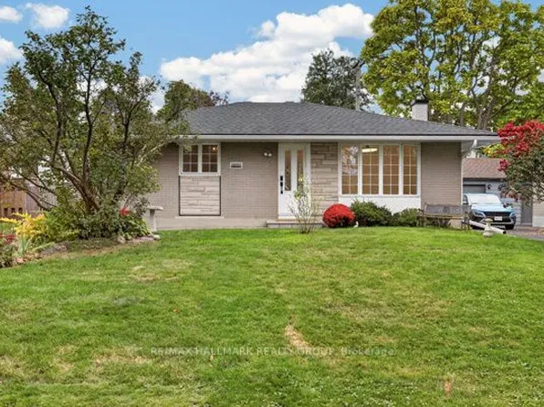 2524 Hopkins Rd, Ottawa, ON K2B 7X7