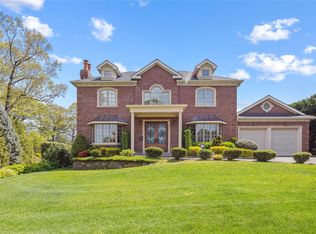 16 Winchester Dr, Manhasset, NY 11030