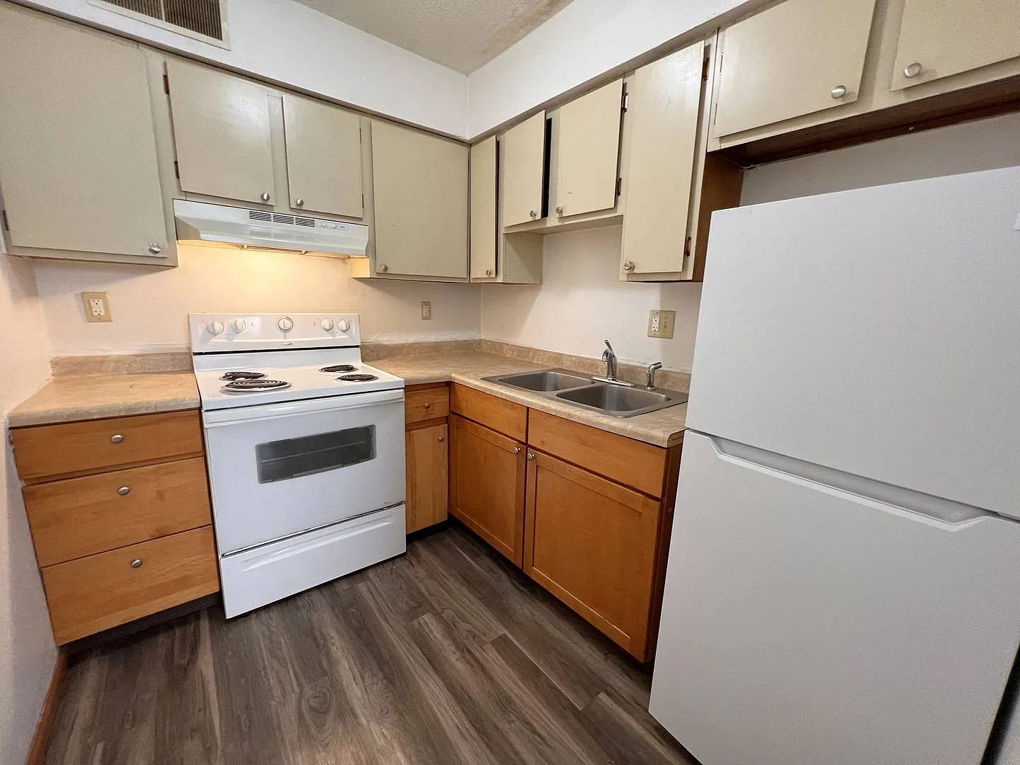 Freshly Renovated 1 Bedroom 1 Bath Unit - Coralville, IA — Photo 2