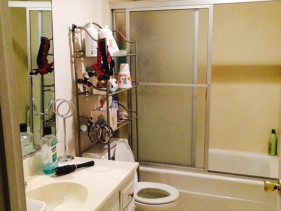 5th image of 1040 W Macarthur Blvd APT 104