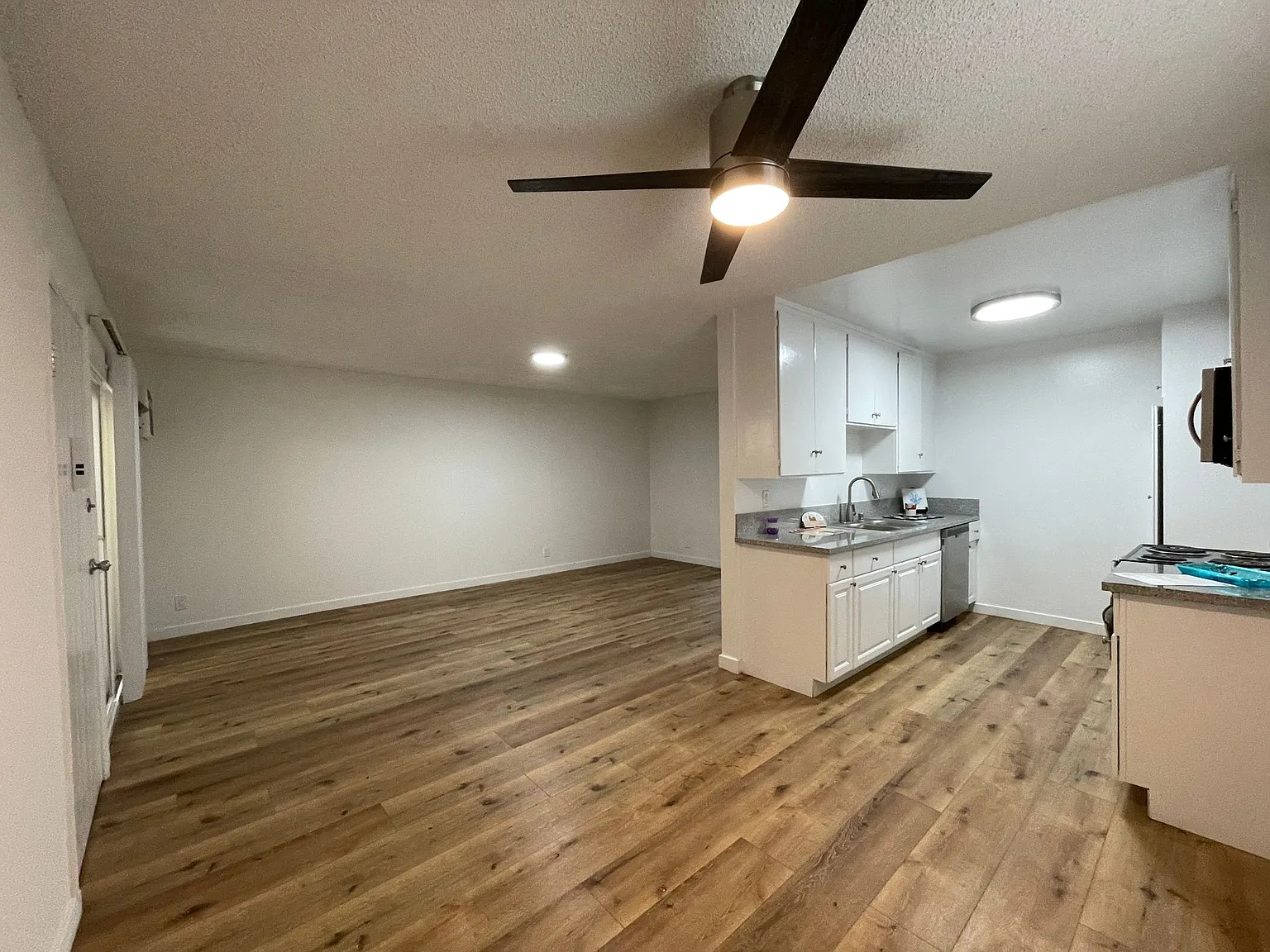 20353 Saticoy St — Photo 4