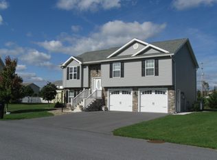 208 Grayson Cir, Shippensburg, PA 17257