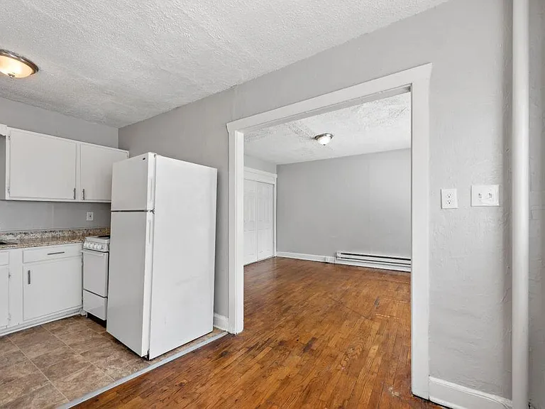 3933 Charlotte St — Photo 7