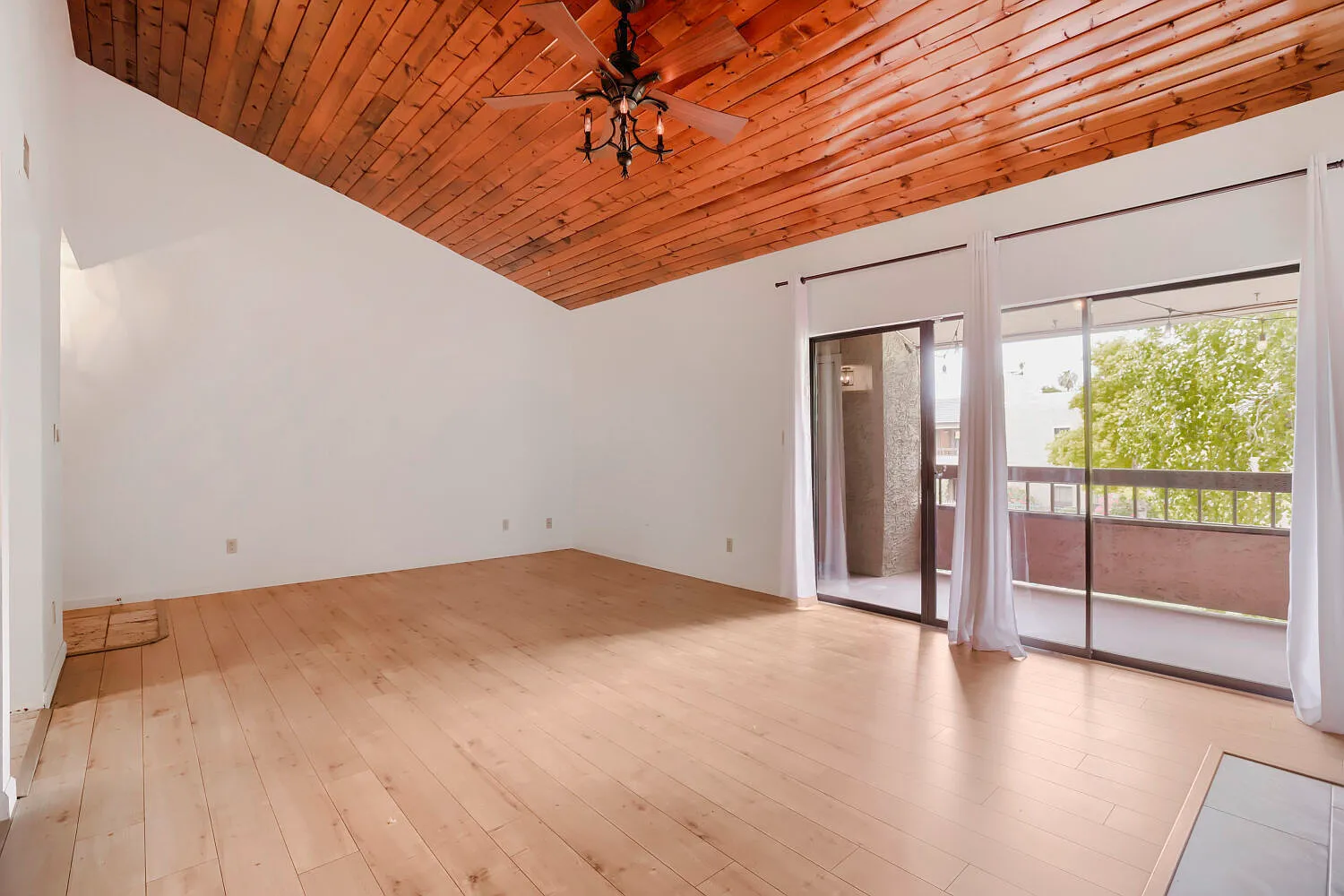 3 bed, 1378 sqft, $2,500 — Photo 2