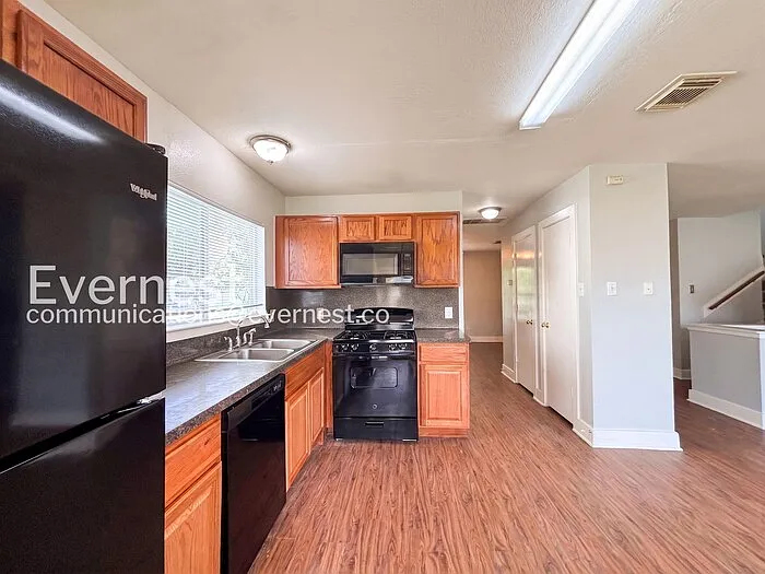 1043 Grassy View Dr — Photo 2