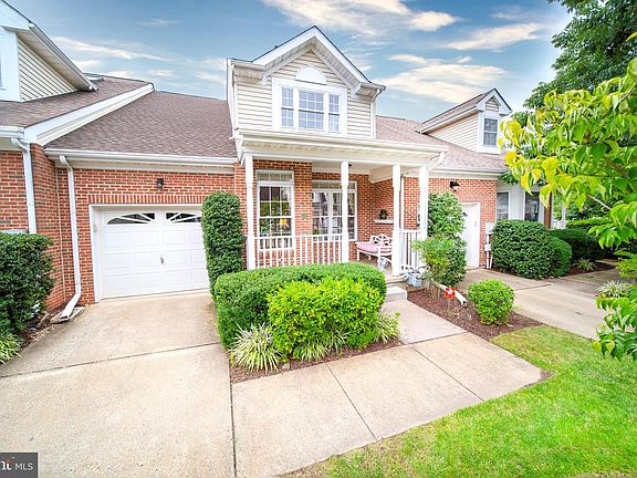 2nd image of 112 Victoria Falls Ln