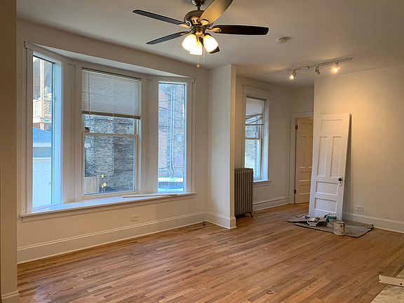 5th image of 1045 W Barry Ave #1