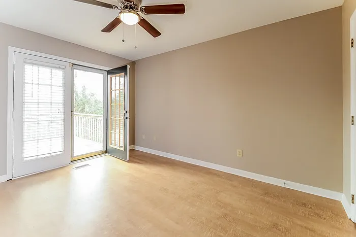 1205 Hillsboro Ln — Photo 8