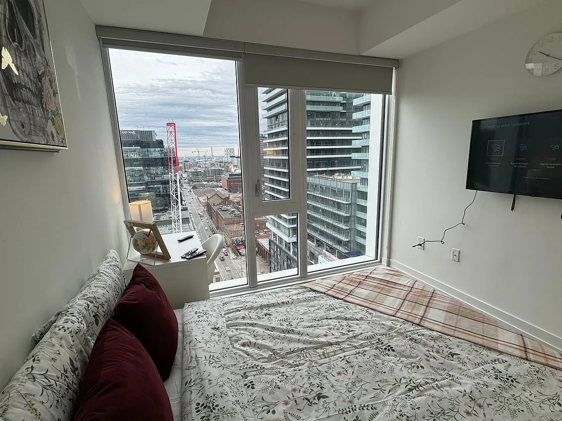 Master Room - Sherbourne St & Front St East — Photo 2