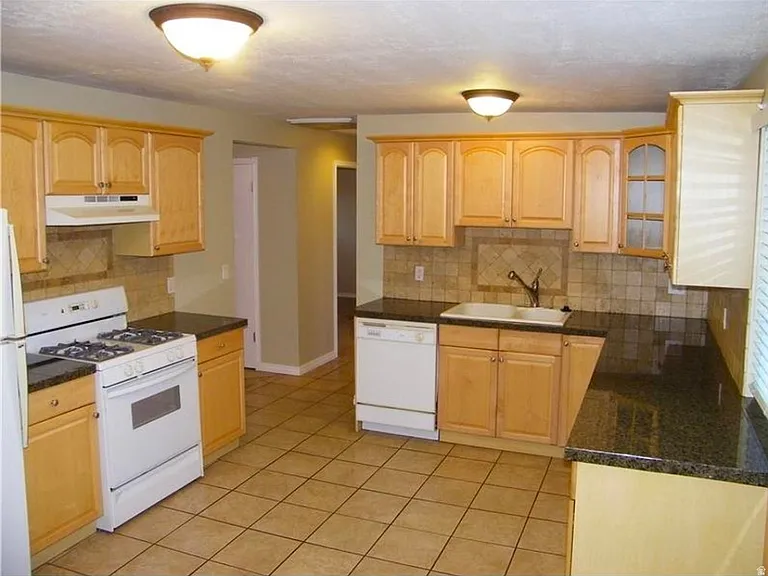 6893 S Rhonda Ave — Photo 8