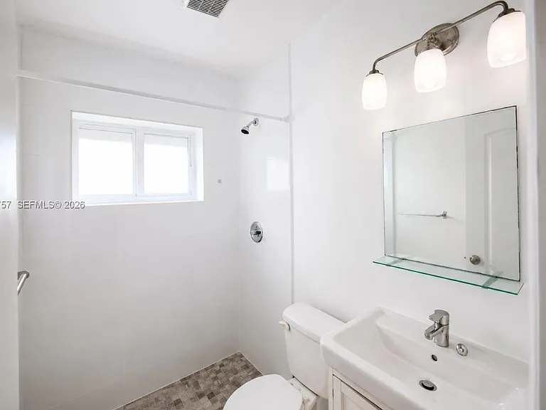 551 NE 61st St #4 — Photo 6