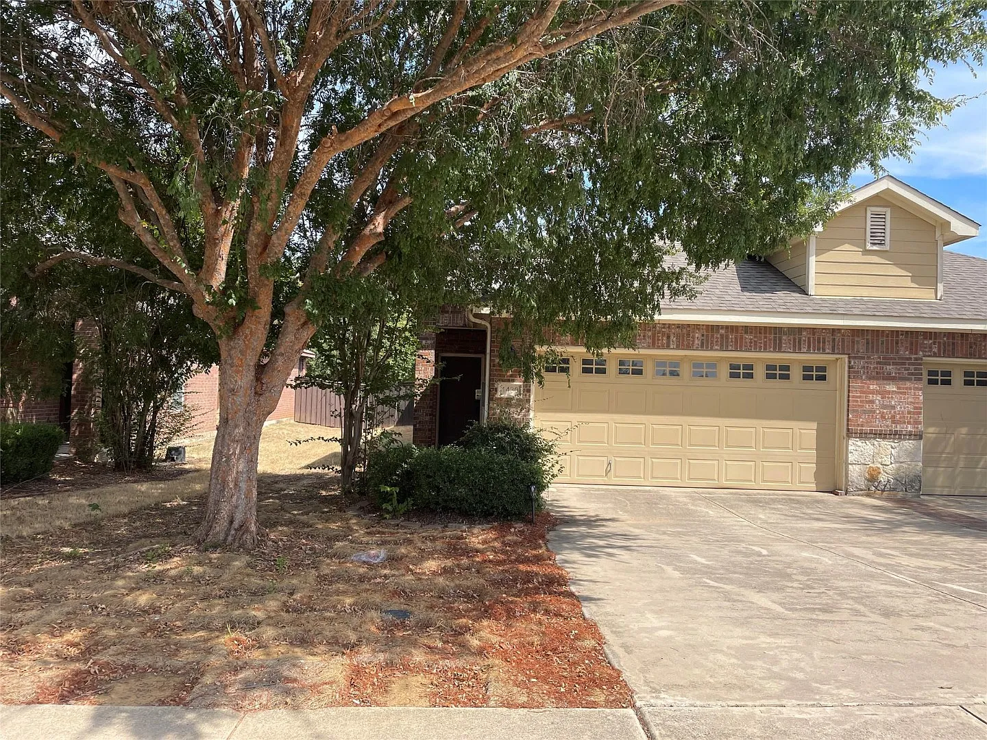 Charming 3-Bed Home with Fenced Yard, Trails, and Pond Access in Woodland Estates 2-Car Garage! — Photo 2