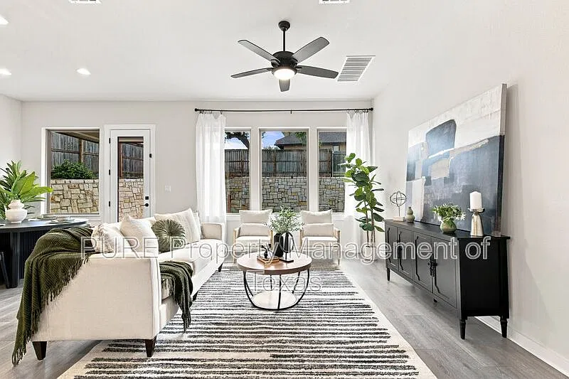 5 bed, 3.0 bath, 2409 sqft, $2,600 — Photo 3