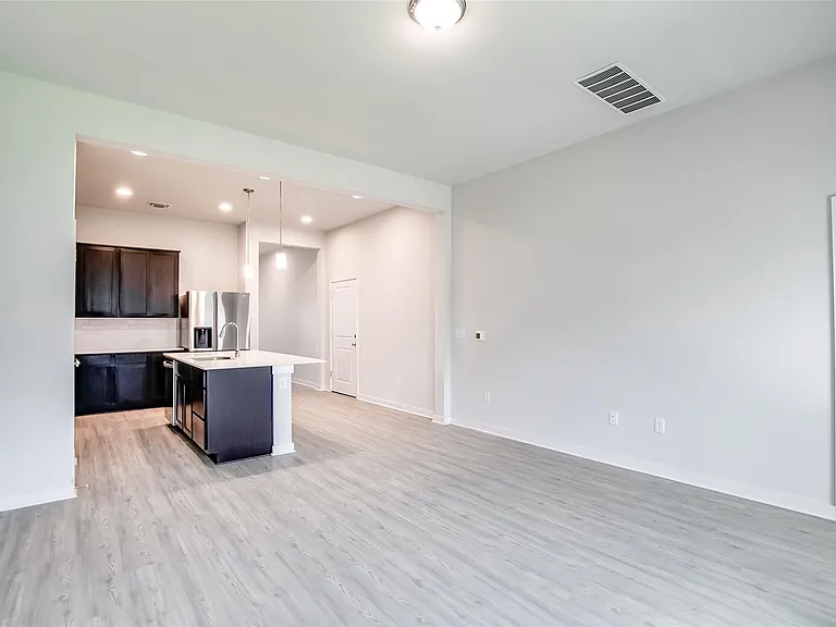 15107 Forum Ave — Photo 5