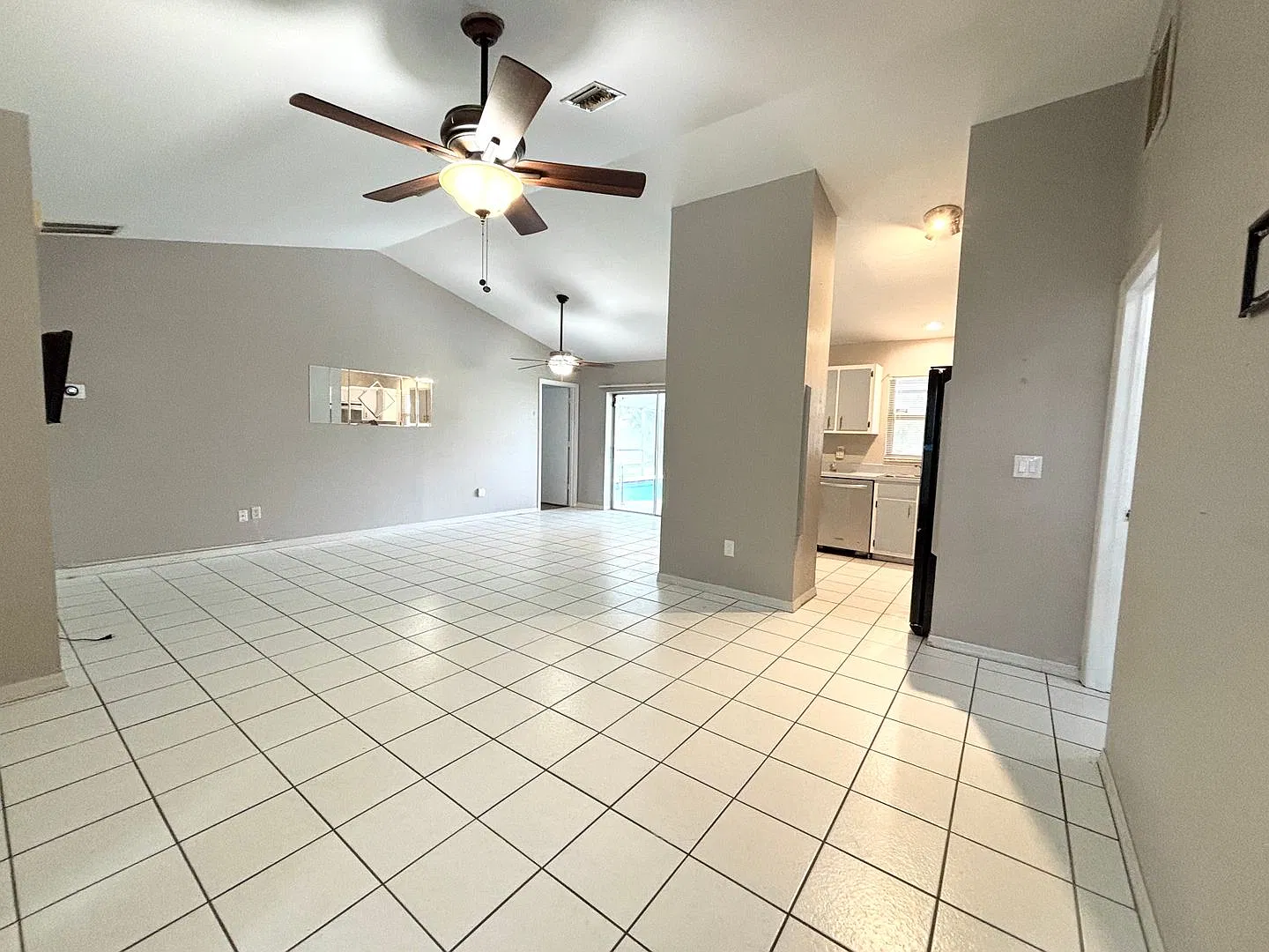 3-Bedroom Pool Home Spacious Lanai, Vaulted Ceilings & Huge Backyard! — Photo 3