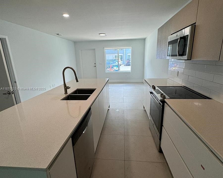 1st image of 2555 NE 193rd St