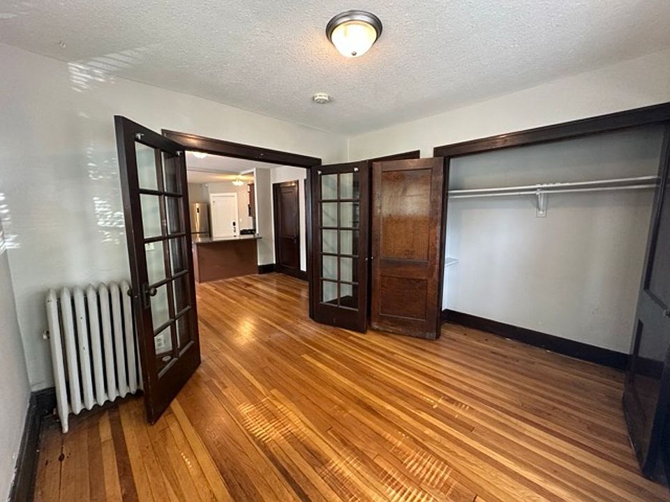 1st image of 422 Pierce St N APT 1