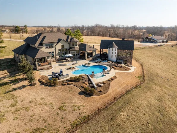 887 E 1st St, Gentry, AR 72734