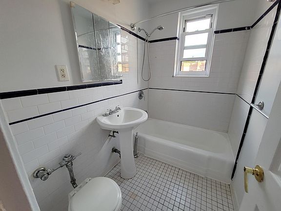 5th image of 3625 Parsons Blvd #4E