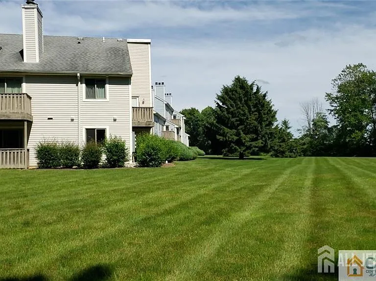 1103 Aspen Dr — Photo 2