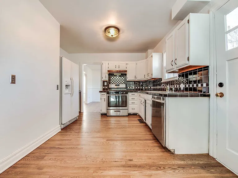 2321 NW 25th St — Photo 12