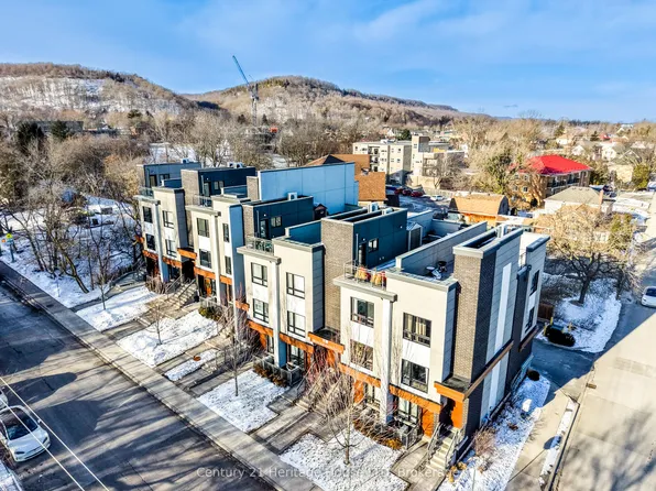 39 Robinson St N #8, Grimsby, ON L3M 3C8