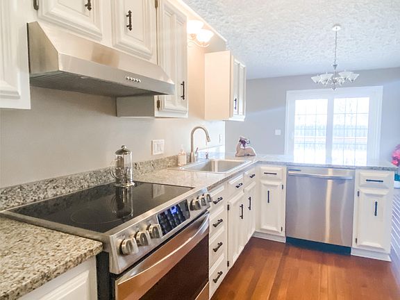 3rd image of 2423 Newport Dr