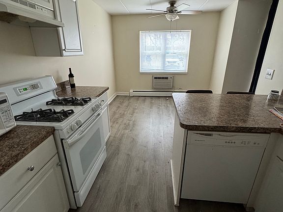 3rd image of 100 N Lincoln Ln