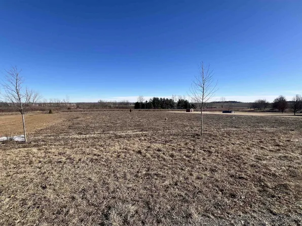 2-28 Eastview Dr, Sharon, WI 53585