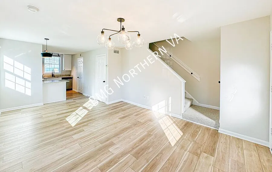 Gorgeous 3 Bed 1.5 Bath End-Unit Brick Townhome With Fenced Yard In Hume Springs — Photo 4