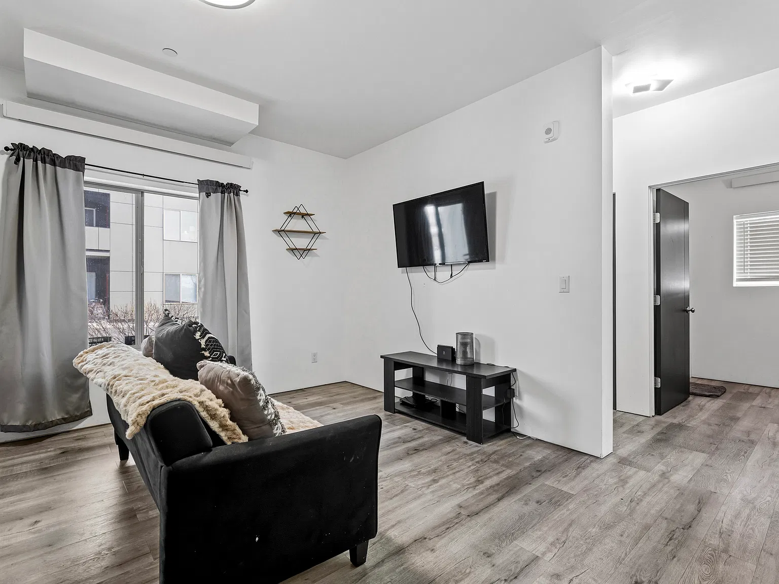 2 bed, 903 sqft, $2,200 — Photo 3