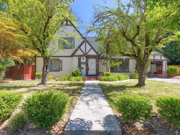 220 NW A St, Grants Pass, OR 97526