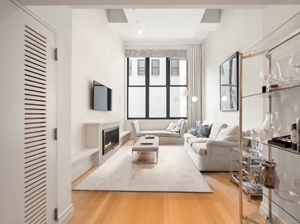 421 Hudson Street 320 image 1 of 11