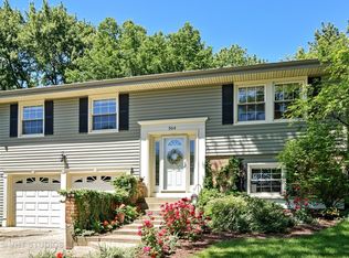 21W564 Glen Valley Dr, Glen Ellyn, IL 60137