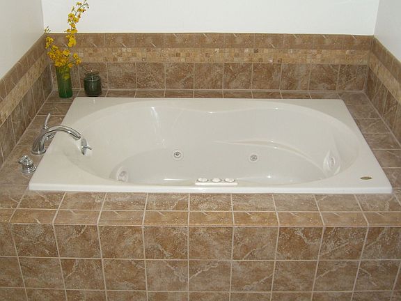 Jacuzzi Tub in Master Bath