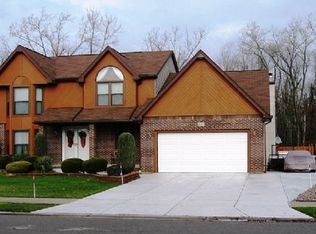 210 Sausalito Dr, East Amherst, NY 14051