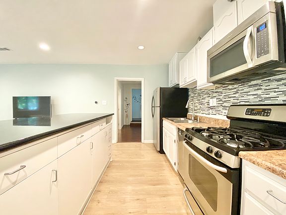 4th image of 4972 Brewster Dr #A